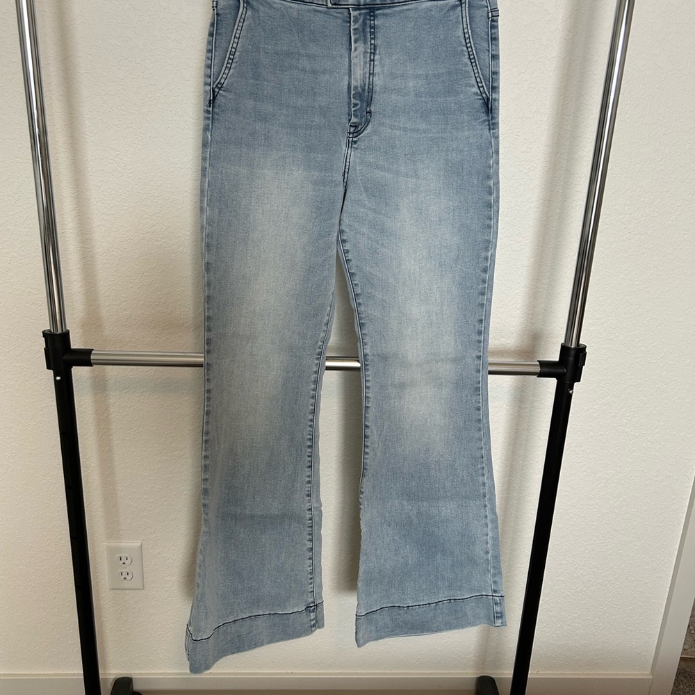 Hidden Wide Flare Bottom Light Jeans
